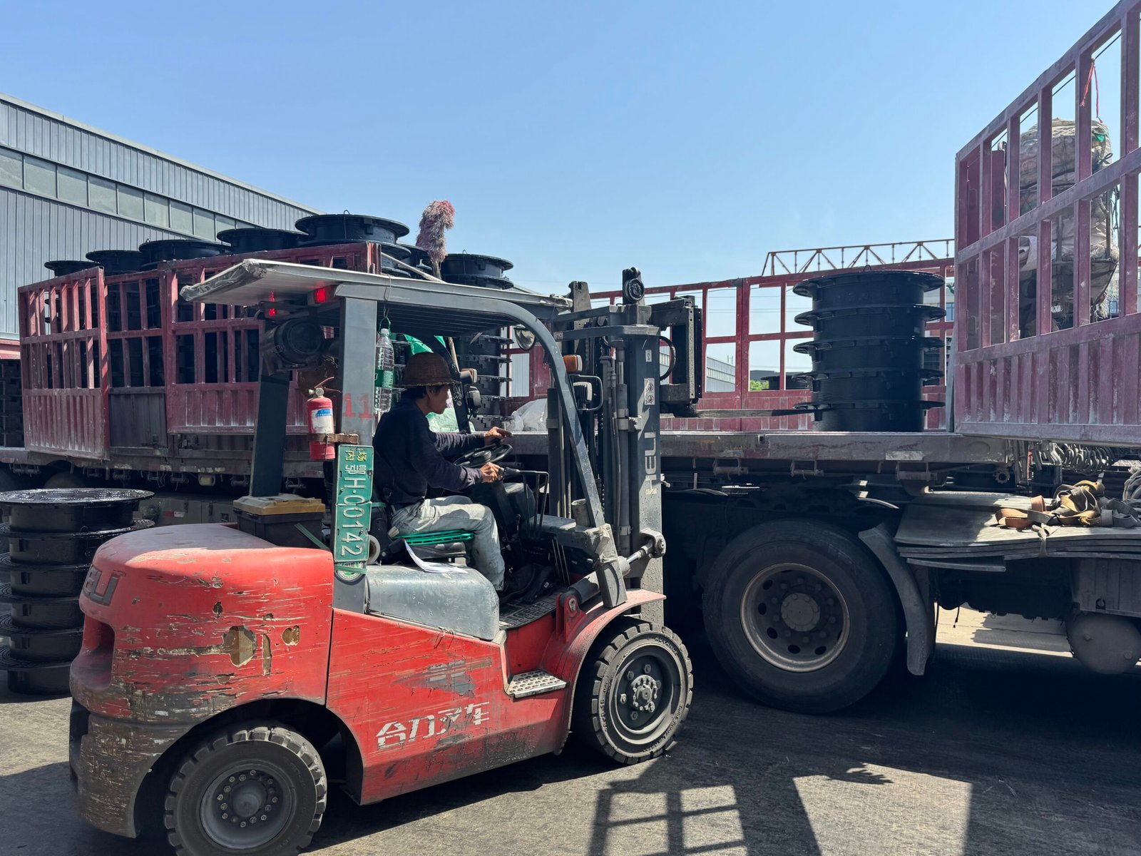 Why lzbmetal 700×800×120 Ductile Iron Manhole Cover with Square Outer Frame and Circular Inner Core Has Become the Preferred Choice for Municipal Engineering